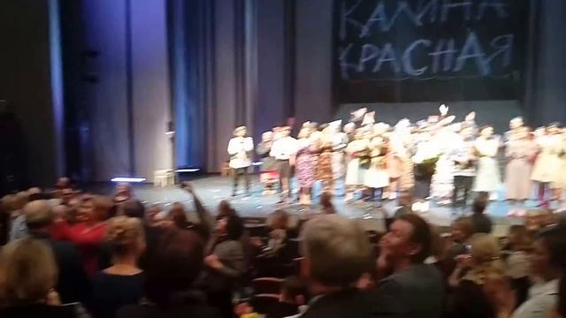 Андрей Мерзликин отдал все цветы своей маме