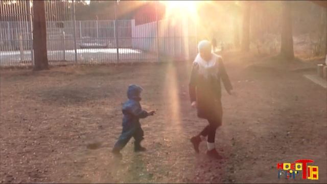 Игры с детьми на природе. . Новая игра шишкобол. Games with children on the street. смотреть онлайн