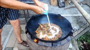 Кролик с овощами в сметане!  В казане на костре!