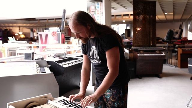Exploring the Mellotron M400 смотреть онлайн