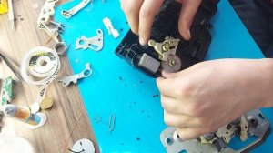 Разбор и ремонт замка боковой двери на автомобиле Ford Transit