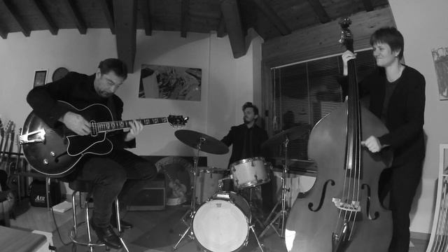 Midnight Blue Trio - Sunday Morning смотреть онлайн