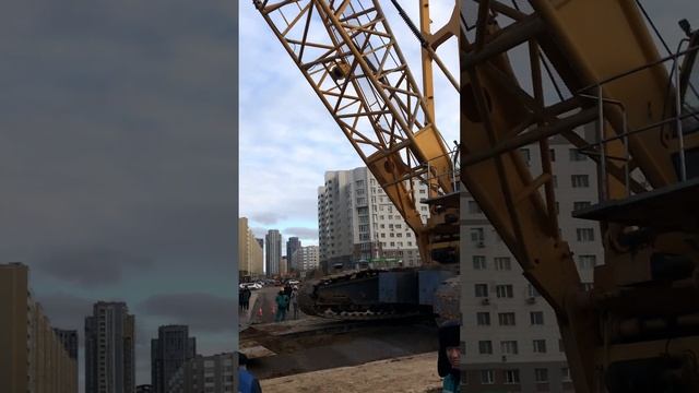 Перейти дорогу и ничего не сломать. Гусеничный кран, вес 325 т, грузоподъемность 350 т.