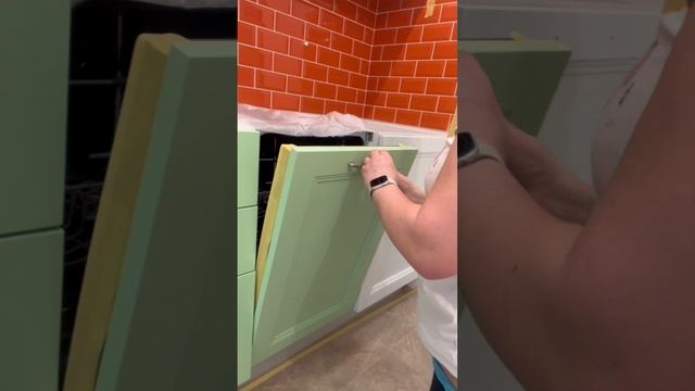 Как аккуратно покрасить кухонные фасады/крашу без демонтажа