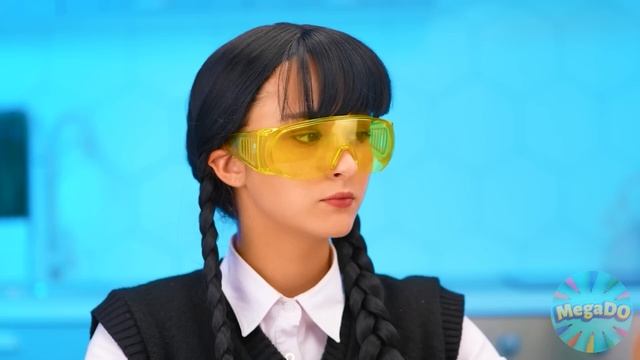 Кулинарный Челлендж: Уэнсдей Против Бабушки | Потрясающие Кухонные Лайфхаки Mega DO Challenge смотреть онлайн
