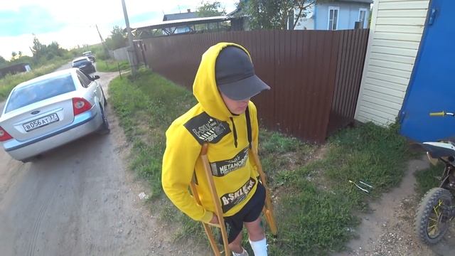 ШКОЛЬНИК УПАЛ С ПИТБАЙКА и СЛОМАЛ НОГУ. ДОЛГ ШКОЛЬНИКА КУПИЛИ ГОПНИКИ. смотреть онлайн