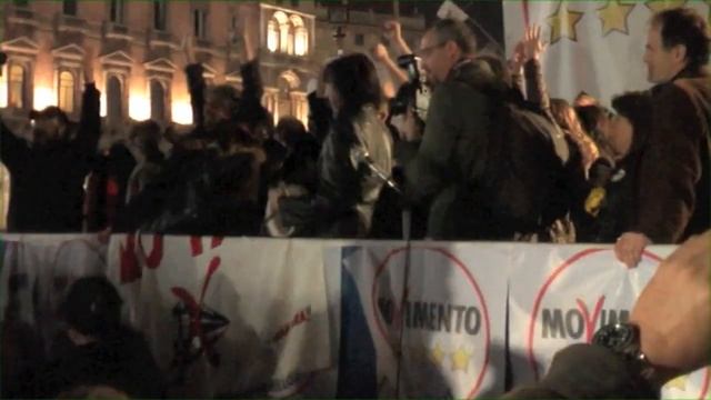 Movimento 5 stelle in piazza Duomo Milano -song ufficiale- смотреть онлайн