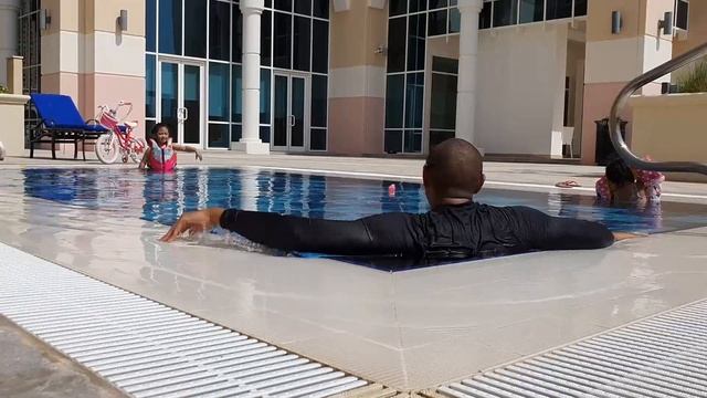 Relaxing Pool Day Vlog in Doha | The Pearl Qatar смотреть онлайн
