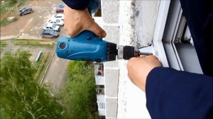 Установка москитной сетки (металлические крепления)