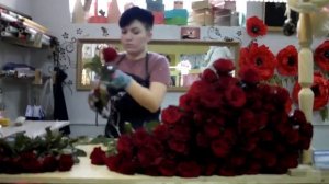 Зачистка и сборка букета из 101 розы