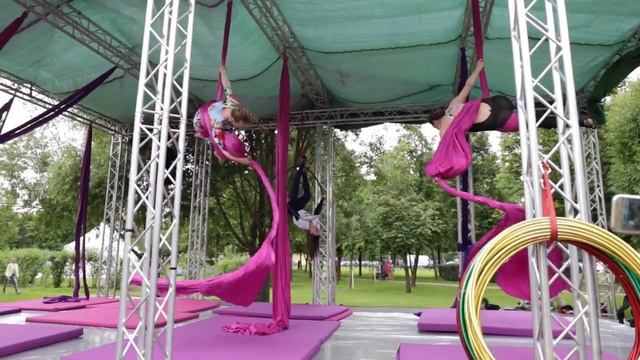 ГРУППА ПО ВОЗДУШНОЙ ГИМНАСТИКЕ ВЫСТУПЛЕНИЕ НА VK FEST | СТУДИЯ ТАНЦЕВ THE BAT смотреть онлайн