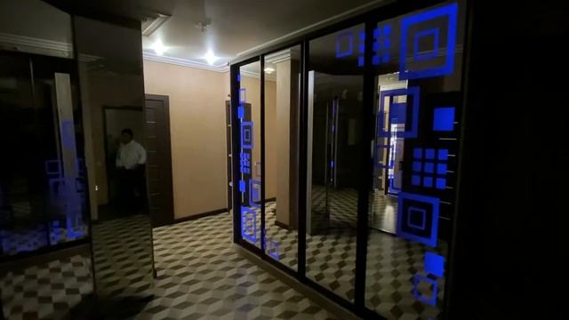 Шкаф-купе в прихожую с зеркалом. LED подсветка дверок купе смотреть онлайн