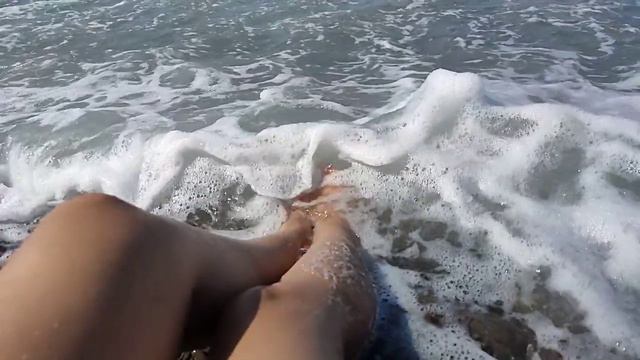 Котькины ножки омывает морюшко🏖️🐱 смотреть онлайн