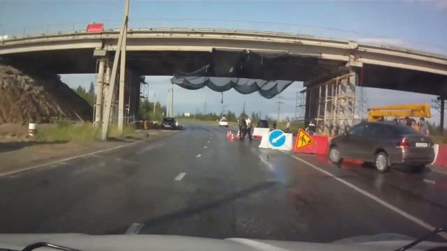 В Ноябрьске с моста на промзону упала девушка смотреть онлайн