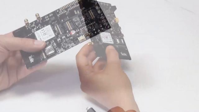 Telit's Bravo Evaluation Kit Unboxing смотреть онлайн