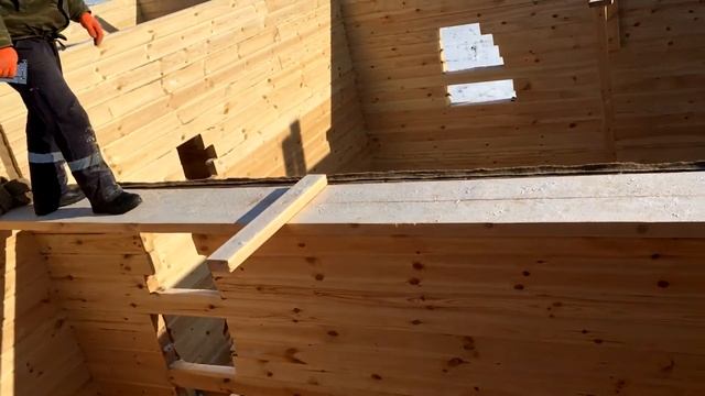 Просторный дом из профилированного бруса со сборкой углов в тёплый угол.