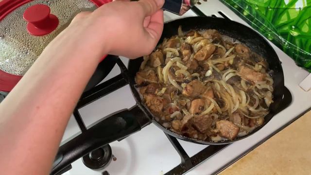 Як смачно посмажити КАРТОПЛЮ з м'ясом та грибами. Хрустка смажена КАРТОПЛЯ з Грибами та мʼясом смотреть онлайн