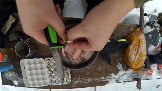 ЯИЧНИЦА ИЗ ПЕРЕПЕЛИНЫХ ЯИЦ С БЕКОНОМ В ЗИМНЕМ ЛЕСУ | EGGS BACON IN THE WINTER FOREST I FOREST CREW смотреть онлайн