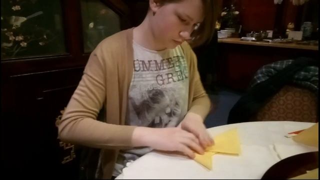 Как красиво сложить салфетки для сервировки стола! Servietten falten: Bischofsmütze смотреть онлайн