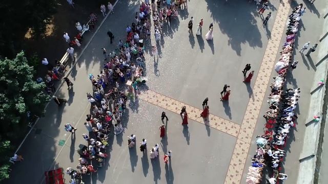 Школьный Вальс 2018 в одинаковых платьях "Crazy in love" смотреть онлайн