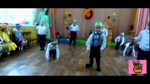 Мальчики танцуют танец лягушат на 8 Марта