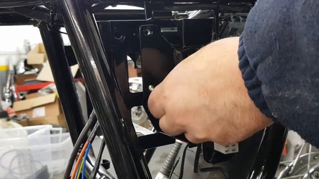 Fitting the Wiring Harness - Rebuilding a Suzuki GT750 - An Idiots Guide смотреть онлайн