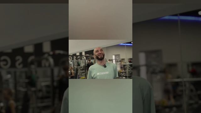 Омар проверяет гантели| Омар в Большом городе #shorts смотреть онлайн