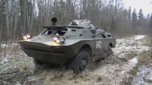 Российский военный танк БРДМ погнался за работягами на старых грузовиках по бездорожью.