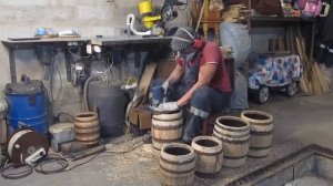 Как сделать грушевую бочку своими руками От бревна до бочки  Делаем бочку из дерева в гараже