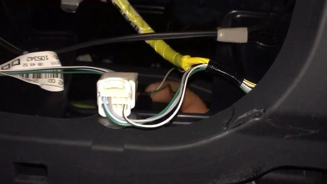 Toyota Corolla 2016 - стучит плафон подсветки бардачка смотреть онлайн