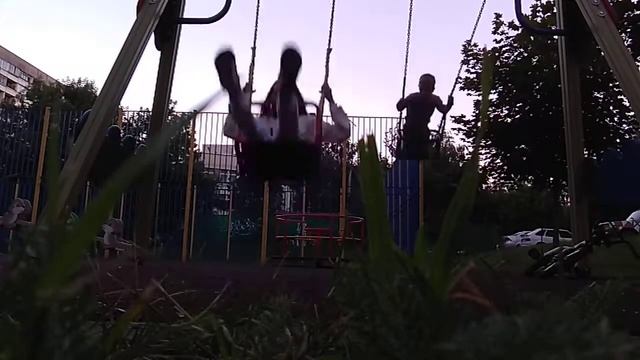 Дети на качелях смотреть онлайн
