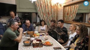 От людей на деревне не спрятаться.Велика Россия, а гармонь у нас одна на всех!!