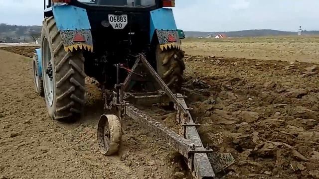 МТЗ-80 оре 4-х корпусним плугом смотреть онлайн