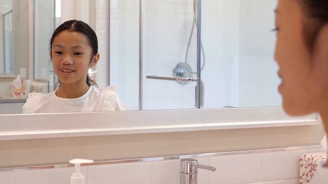 Violet shows you how to insert and remove your MiSight® 1 day contact lenses смотреть онлайн