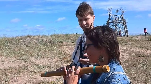 На такой флейте совсем даже не просто играть смотреть онлайн