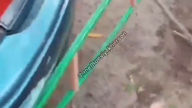 В Херсонской области автомобиль на скорости въехал в детскую площадку смотреть онлайн