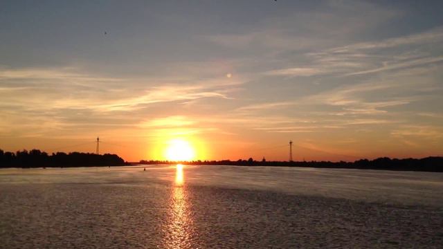 Sunrise over the river. Timelapse смотреть онлайн