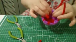 Корзина из синельной проволоки и виды ее наполнения.