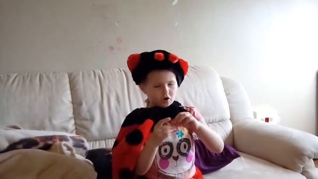 А вы знаете как отличить божью коровку от божьего бычка? :) смотреть онлайн