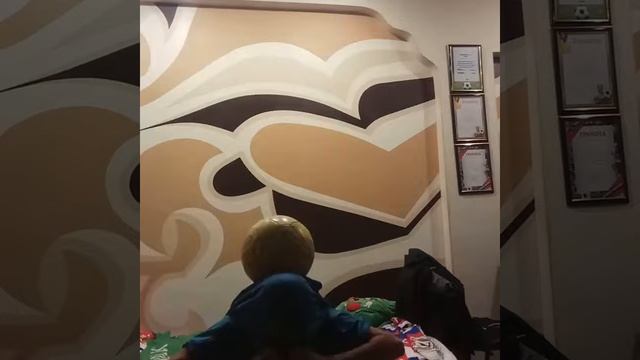 Снимаю футболку держа мяч на голове смотреть онлайн