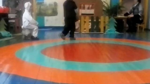 Детсадовцы на белорусском языке сыграли сказку "Зайкіна хатка" смотреть онлайн