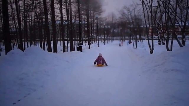 VLOG: катаемся на санках в заснеженном парке | Sledding in the snow-covered park смотреть онлайн