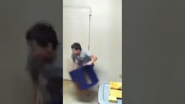 Epic Ping Pong Fight (But not really) смотреть онлайн