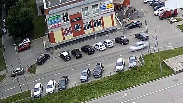 Пьяный влетел в припаркованные авто. Ленинградская - Псковская (10.07.2023 в 17:57)
