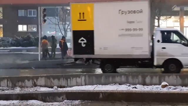 Москва.Пошел снег значит пора ложить асфальтик смотреть онлайн