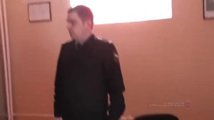 Появилось видео с приставом, расплакавшимся при задержании