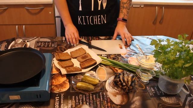Бутерброды со шпротами / Гренки со шпротами смотреть онлайн