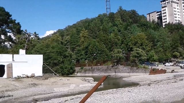 Река рядом с пансионатом Мюссера. Прогулка по пирсу напротив дачи Горбачёва. Абхазия - 2021. смотреть онлайн