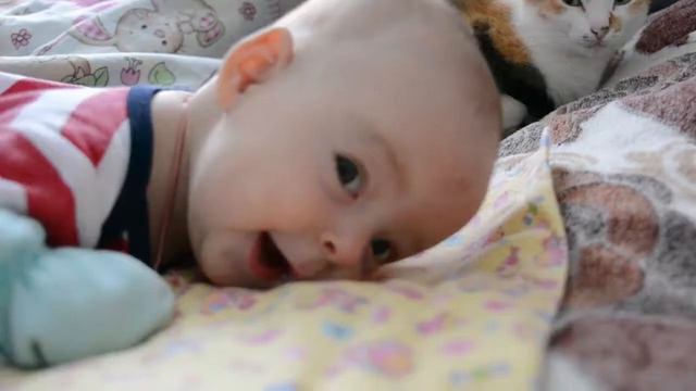 Ева учится держать голову и немного куксит. смотреть онлайн