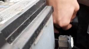 Замена лампочки ближнего и дальнего света в фаре на Volkswagen polo sedan 2012